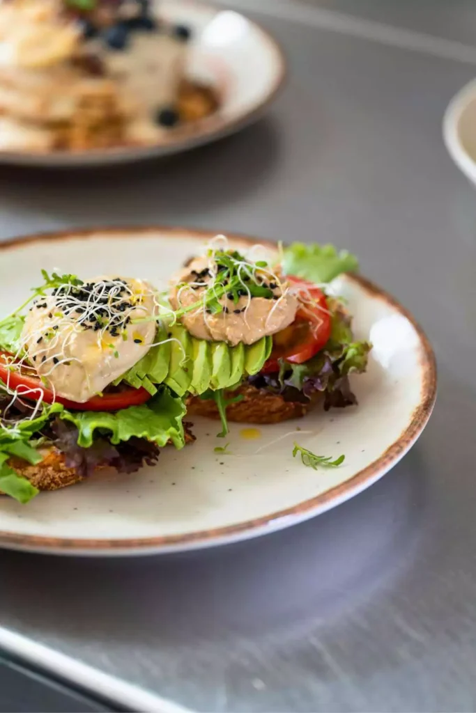 Cucumber and Hummus Toast: Fresh, Crunchy, and Full of Fiber